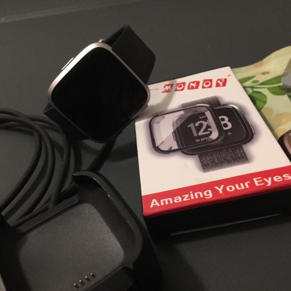 Fitbit Versa - Picture 2 of 3